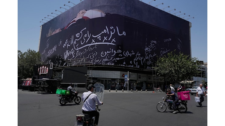 Il presidente Usa Donald Trump in una bara: svelato un nuovo murale in Piazza Enghelab a Teheran - Il Fatto Quotidiano