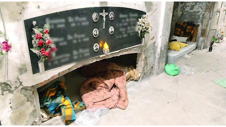 A Modena i senzatetto vanno a dormire nei loculi del cimitero - Open