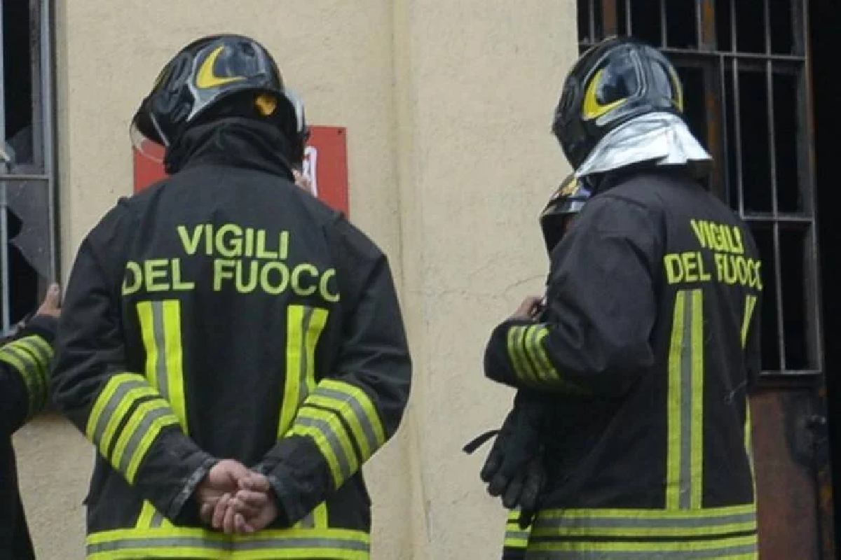 Dramma in casa, nonna muore e la neonata piange per ore: salvata dai vigili del fuoco