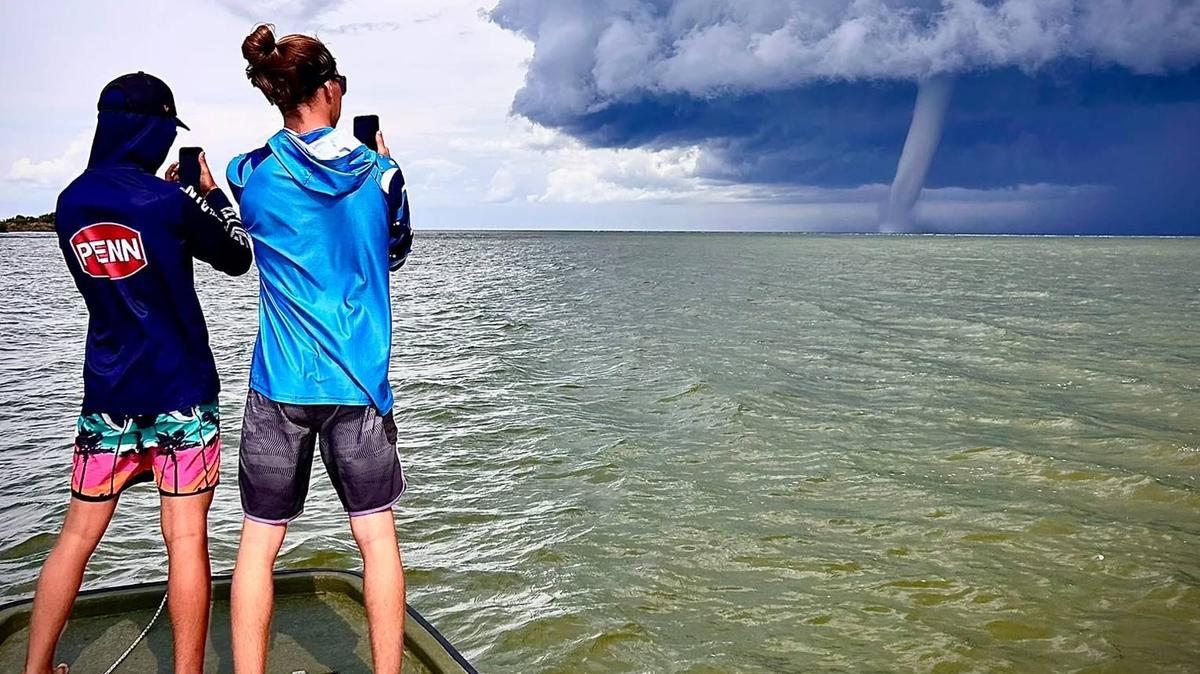 Una tromba marina poi le raffiche: In spiaggia volavano gli ombrelloni, un downburst terribile”