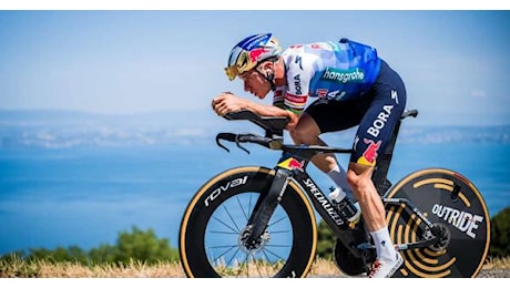 Evenepoel fa il bis nella crono, Pogacar secondo e sempre in giallo al Tour de France