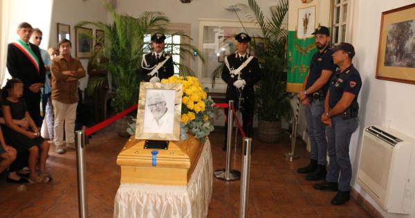 Addio a Peppino di Capri, il feretro accolto dagli applausi nella camera ardente