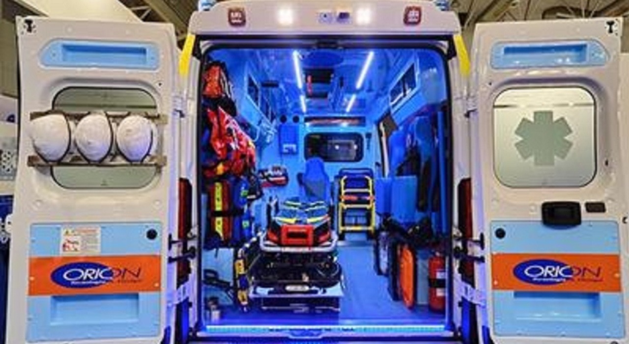 Scivola nelle acque del torrente e muore a 19 anni: aveva scavalcato una rete per recuperare un pallone