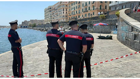 Napoli, cadavere di un uomo trovato tra gli scogli sul Lungomare