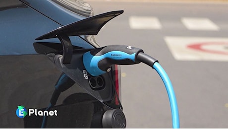 Auto elettrica, il risparmio reale chilometro per chilometro: quanto costa ricaricare a casa