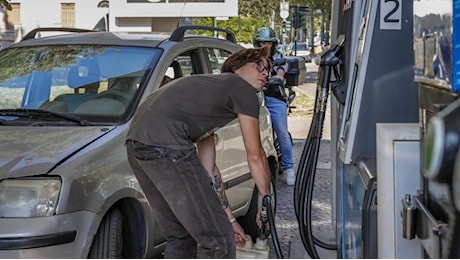 Carburanti, la benzina resta sopra i 2 euro al litro: i prezzi medi del Mimit