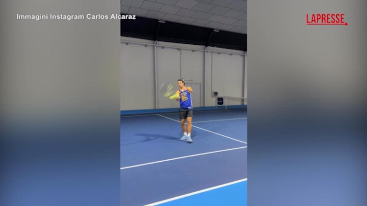 Tennis, Carlos Alcaraz prepara il rientro: l'allenamento con la racchetta dopo l'infortunio al polso