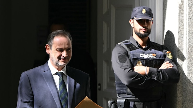 L'ex braccio destro di Sanchez, José Luis Ábalos, condannato a 24 anni di carcere: criminalità e corruzione - Corriere della Sera