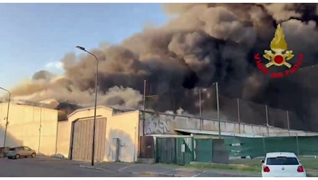 Rogo nel deposito Bartolini a Milano: fiamme e colonna di fumo nero in Bovisa