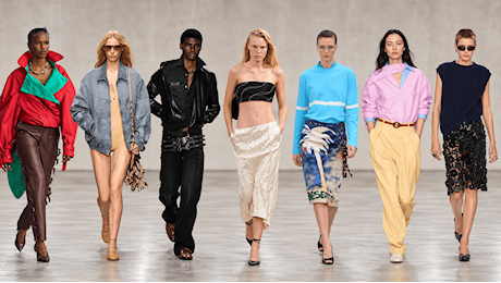 Milano, la gonna al ginocchio domina lo street style e il front row