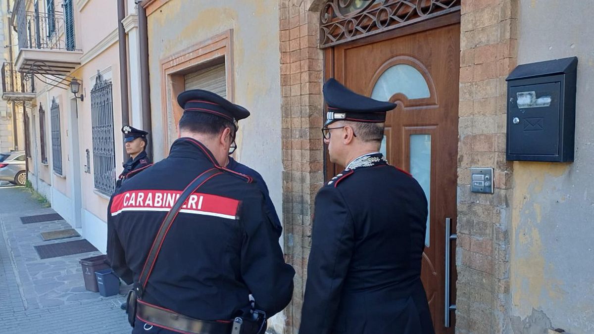 Notte di violenza nel Napoletano, 18enne e 37 enne accoltellati: si indaga su un possibile collegamento