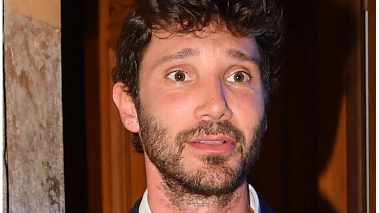 Affari Tuoi salta di nuovo, repliche e cancellazioni: che succede a De Martino - DiLei