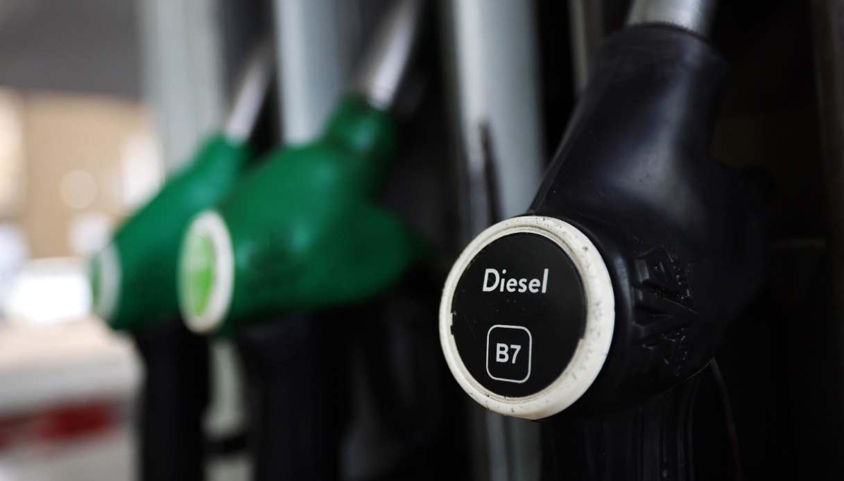 Prezzo di benzina e gasolio in aumento per lo stop al taglio delle accise, quanto costa il pieno in autostrada