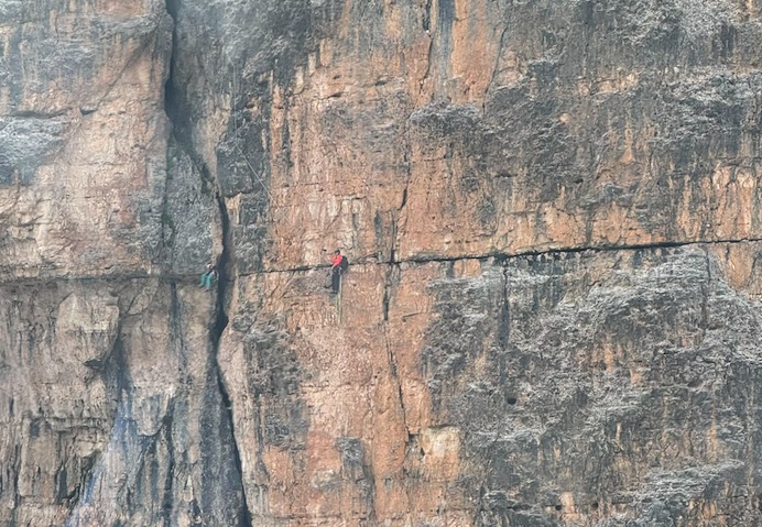 Vola per 15 metri al Becco di Mezzodì, soccorsa con il verricello