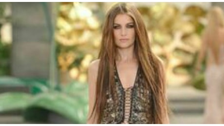 Athena Accorsi debutta in passerella per Jacquemus in Corsica