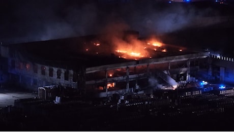 Malo, maxi incendio alla Deroma: fiamme nel deposito dei vasi, nube nera sull'Alto Vicentino