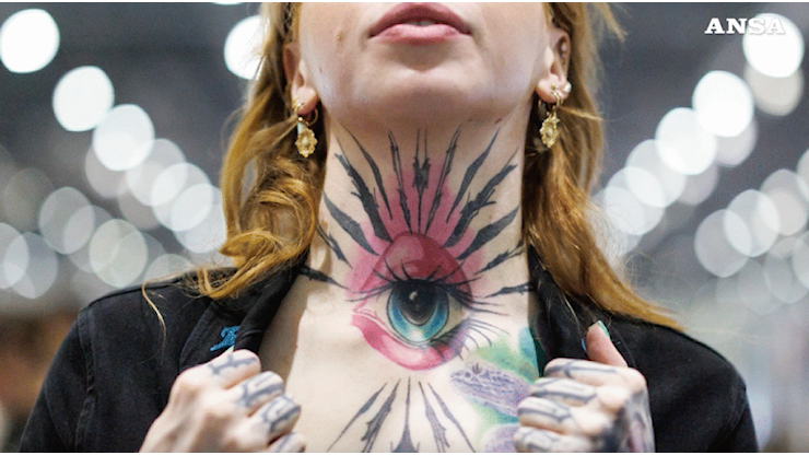 I tatuaggi indeboliscono il sistema immunitario per anni: lo studio sui pigmenti più diffusi - iO Donna