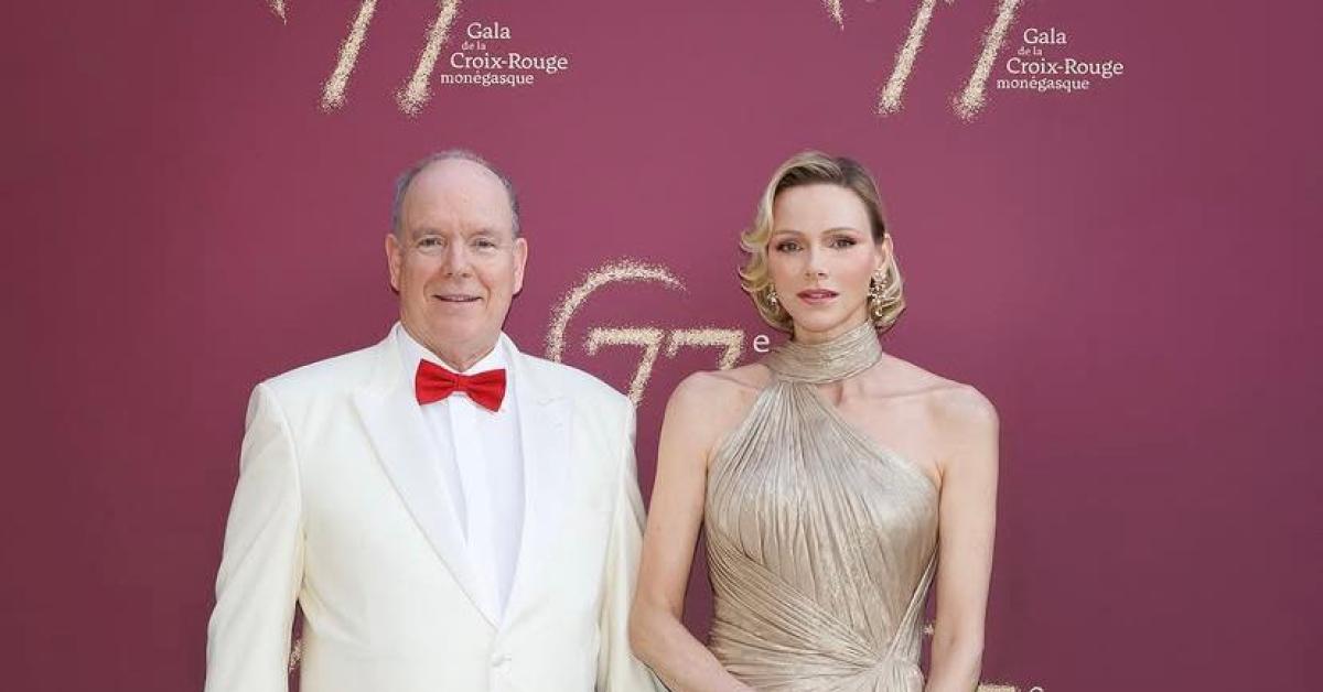 Montecarlo, la principessa Charlene raggiante, in abito dorato color champagne, al 77° Gala della Croce Rossa Monegasca