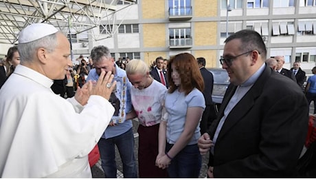 Papa Leone XIV lascia il Gemelli, Varvara gli dona un Pontefice di pannolenci:Ti proteggerà"