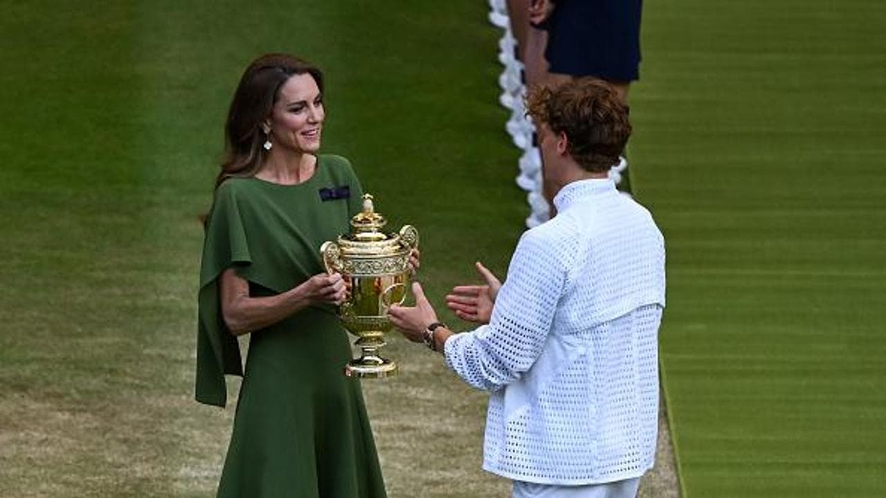 Il campione e la principessa: Sinner premiato da Kate in abito color “grassy green”