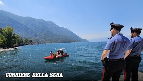 Sub trova un cadavere a 40 metri di profondità nel lago Maggiore, recupero in corso a Castelveccana