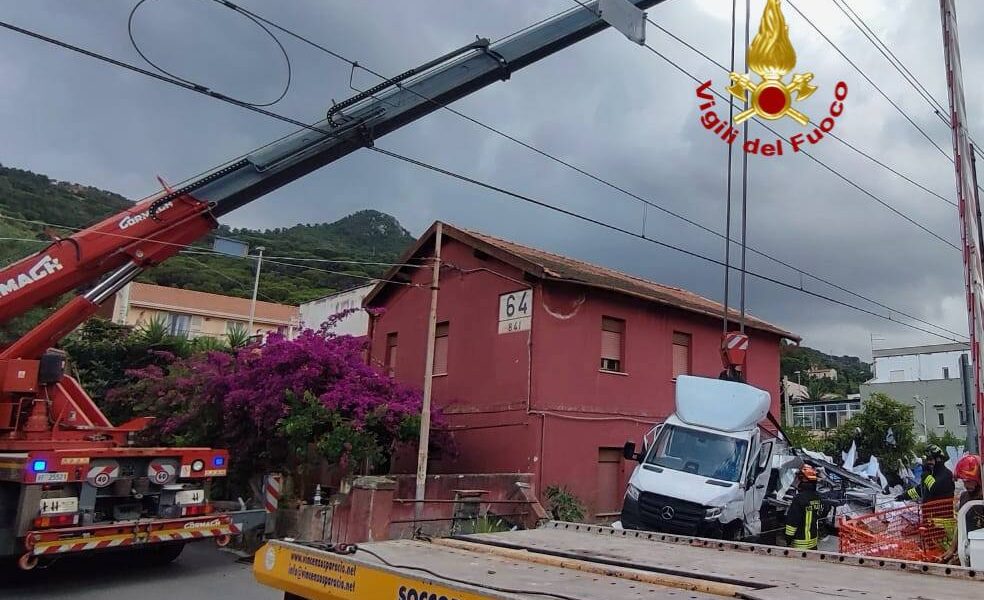 L'incidente ferroviario sulla Messina - Palermo, tratta ancora chiusa. Il Video