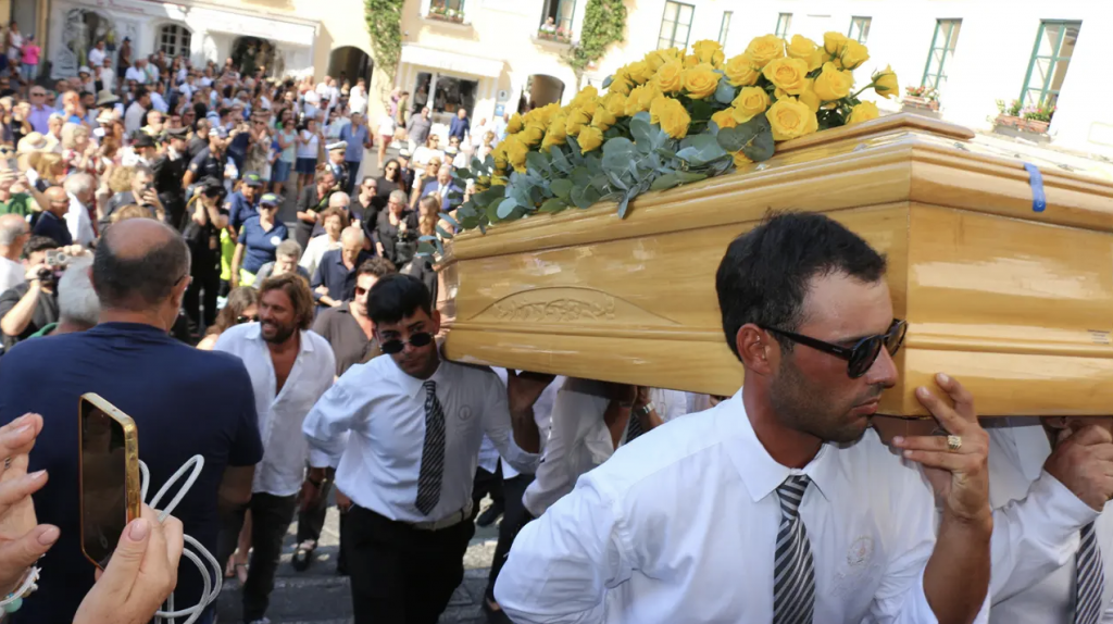 Funerali di Peppino di Capri, un lungo applauso e le note de «Il sognatore»