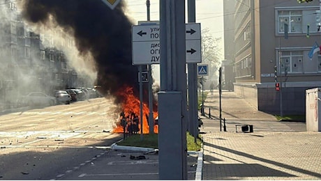 Ritorsione ucraina contro la Russia: attacchi su mercato e raffineria