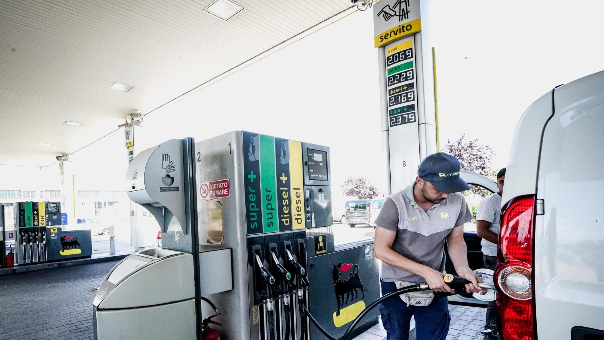 Carburanti, rincari senza fine i consumatori: tornino gli sconti