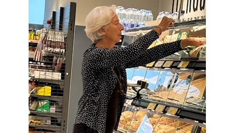 La spesa al supermercato di Christine Lagarde diventa virale: la presidente della Bce risponde al cliente che l'ha fotografata