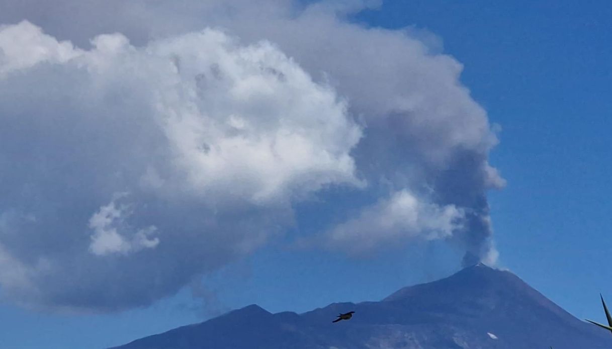 Eruzione dell'Etna e alta colonna di cenere su Catania, problemi allo spazio aereo fino a sera