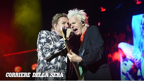 I Duran Duran incantano Caserta, 10mila anime in piazza per un tuffo negli anni Ottanta
