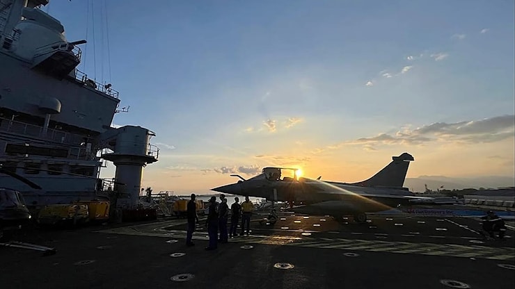 Francia riposiziona la portaerei Charles de Gaulle verso il Mar Rosso in vista della possibile missione a Hormuz - Euronews.com