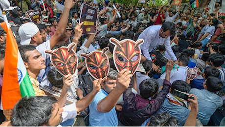India, la polizia ferma Rahul Gandhi ma non gliScarafaggi": la protesta della Gen Z travolge Delhi