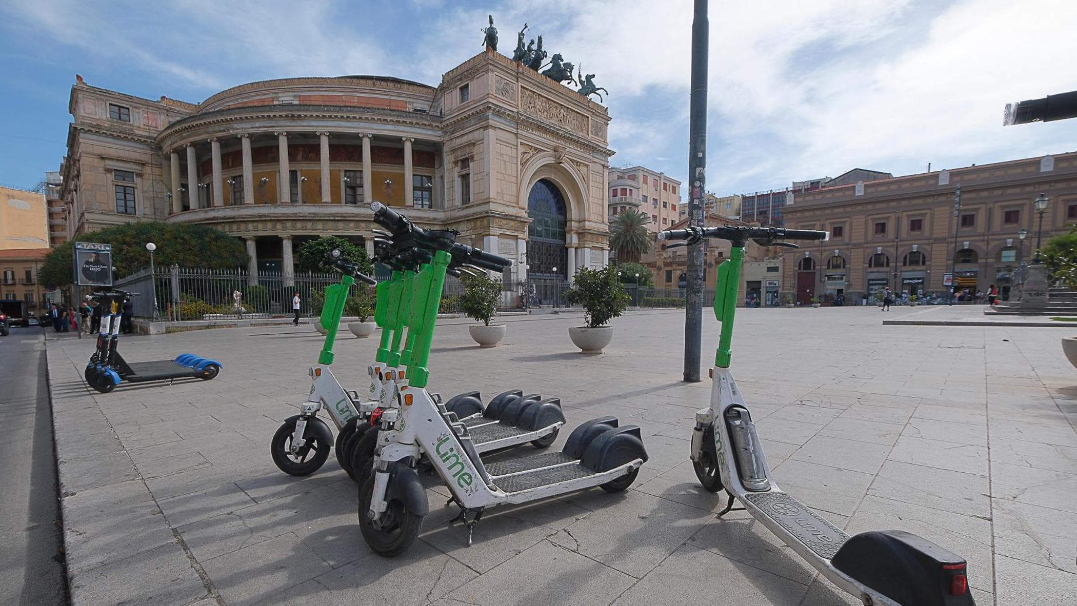 Sui monopattini elettrici si può circolare in due? Il casco è obbligatorio? Ecco tutte le regole