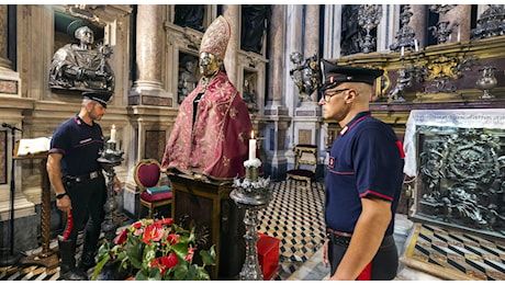 Napoli, ruba la mitra di San Gennaro nel Duomo: inseguito e arrestato un 43enne