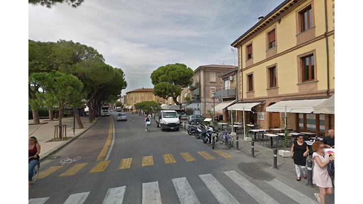 Perde il controllo dell'auto e finisce su folla e vetrine, paura a Rimini - Corriere del Ticino