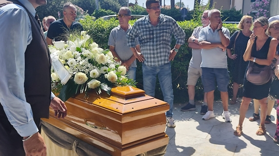 Marina di Massa, l'addio a Valentina, figlia del ct Silvio Baldini