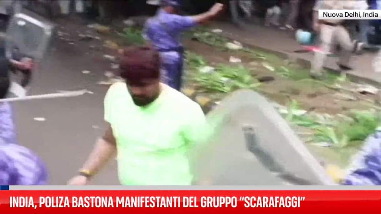 India, polizia bastona manifestanti del gruppo scarafaggi