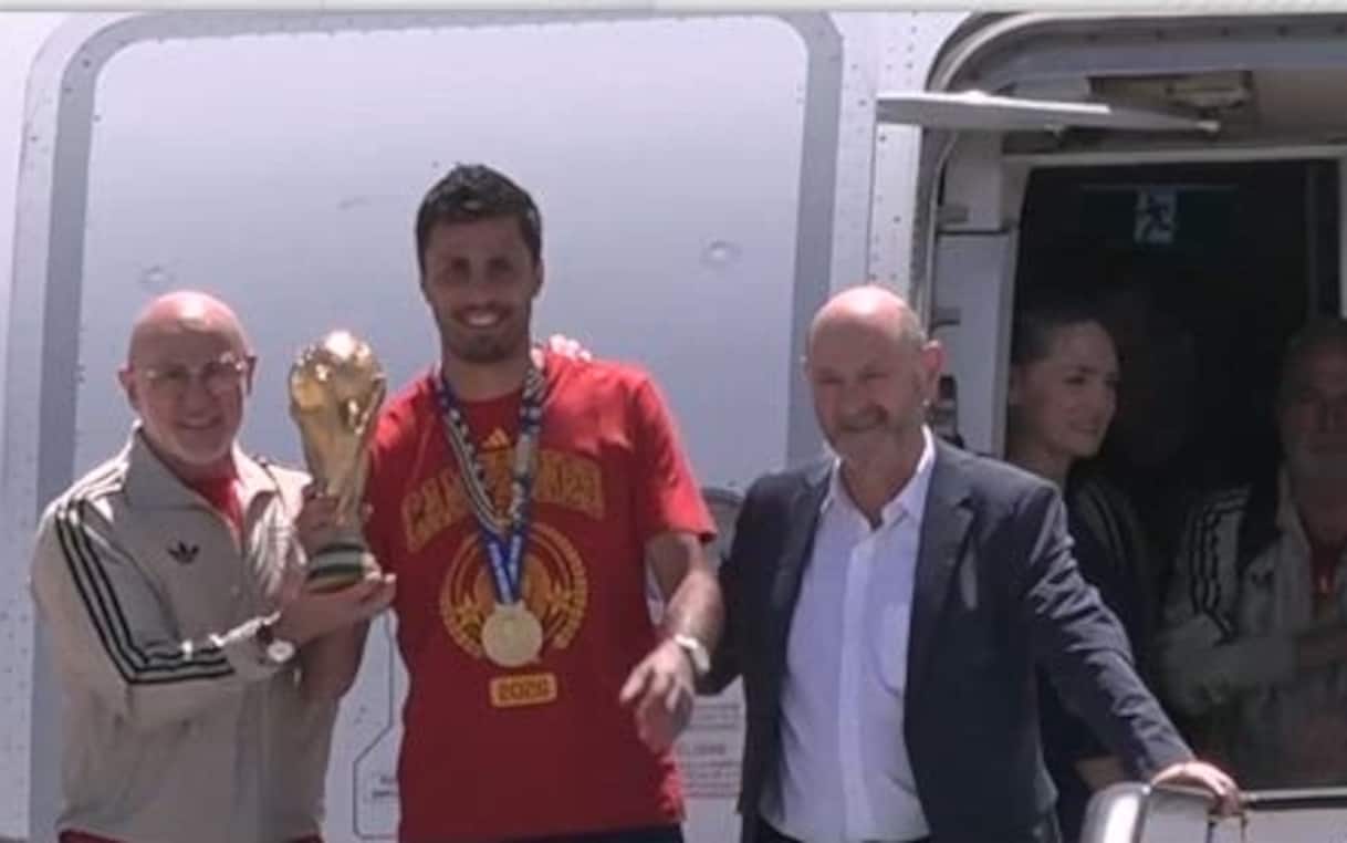Mondiali 2026, la Coppa del Mondo atterra in Spagna tra le braccia di Rodri. VIDEO