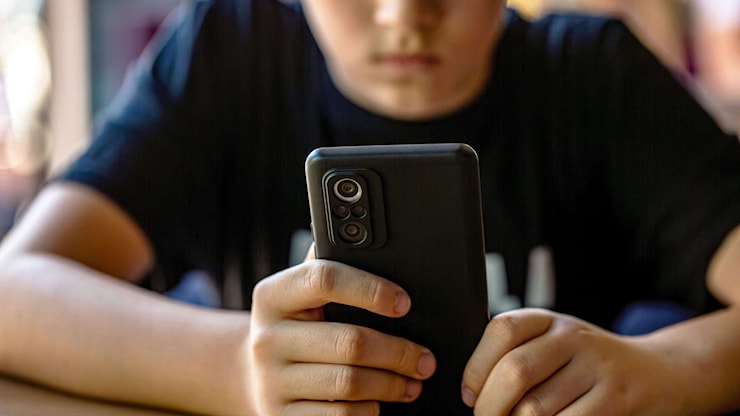 Smartphone a scuola e social, il limite dei divieti per i minori - Agenda Digitale