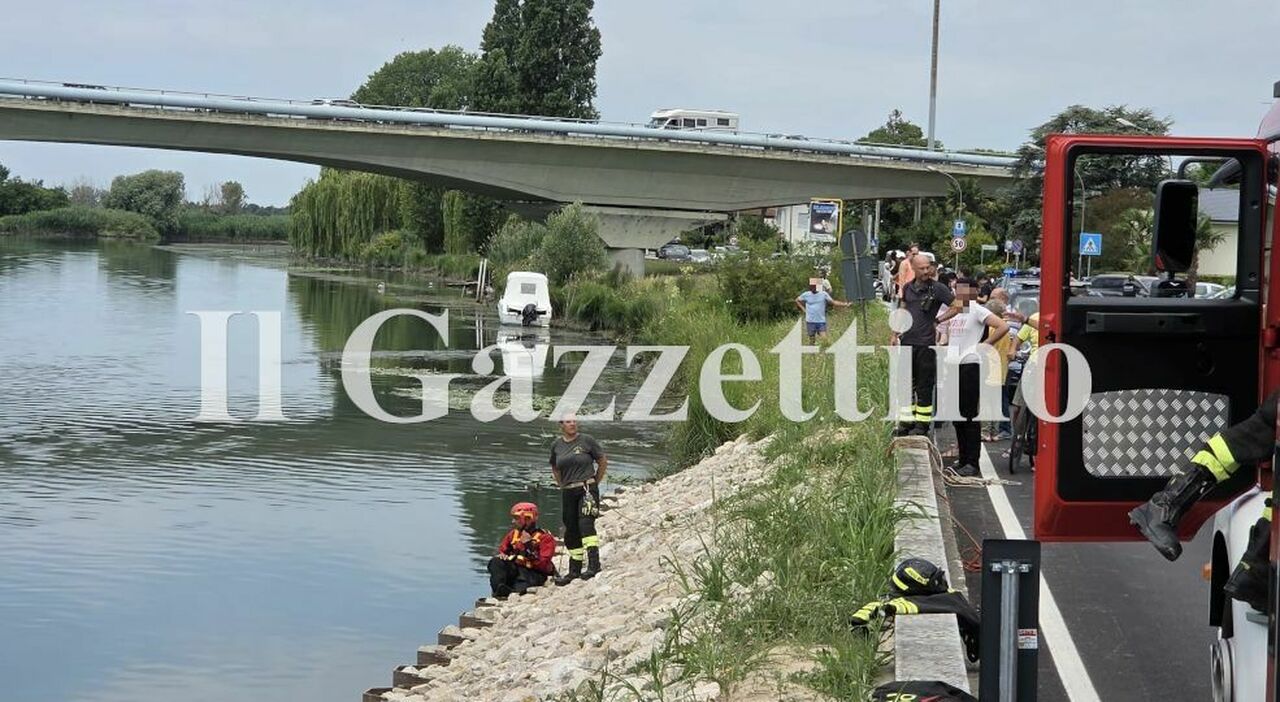 Auto si inabissa nel Sile, Nicolò Luca muore a 23 anni a 4 giorni dal suo compleanno. I passanti si erano tuffati per salvarlo