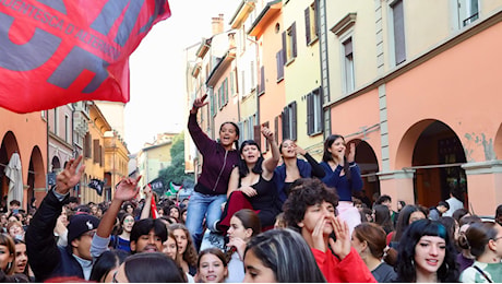 Bologna, la protesta non si ferma: picchetti davanti ai licei e piazza Aldrovandi occupata