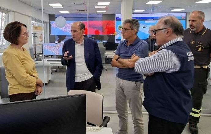 Incendi, Schifani visita la sala operativa unificata: «Cuore del sistema di emergenza regionale»