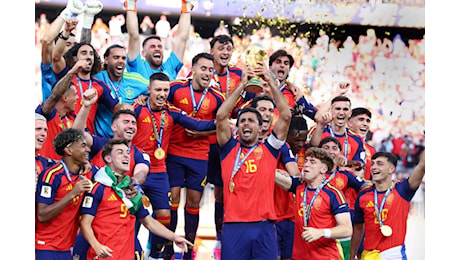 La Spagna campione del mondo atterra a Madrid, un milione di tifosi attende il pullman scoperto