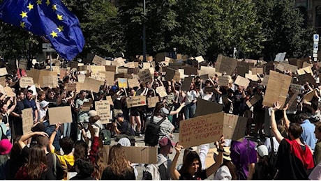 Proteste a Kiev dopo la destituzione del ministro della Difesa Fedorov