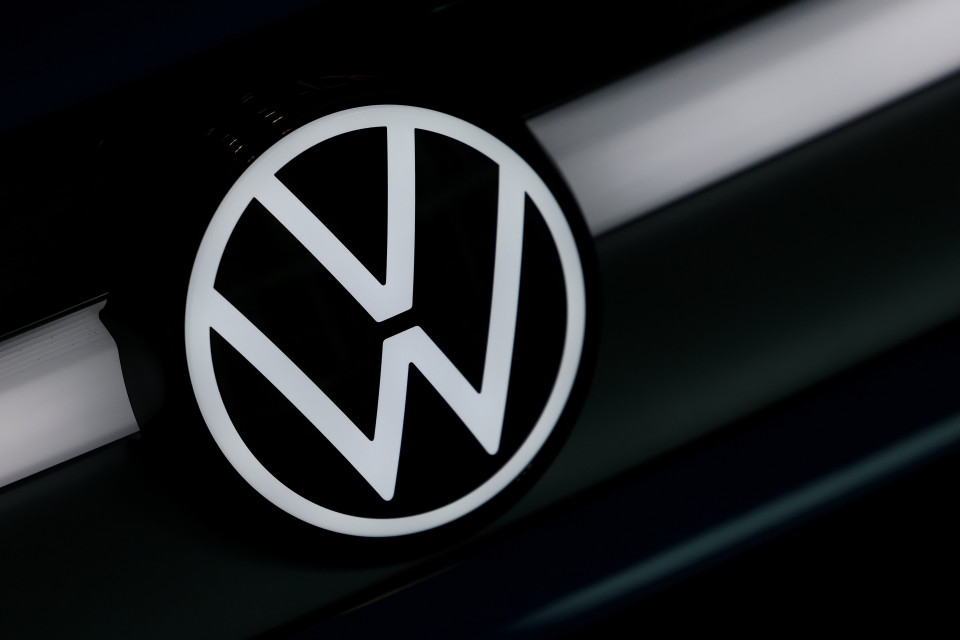 La crisi Volkswagen si abbatte sulla filiera: dallo stabilimento SFS in Svizzera all'industria bresciana, l'effetto a cascata del maxi-ridimensionamento tedesco