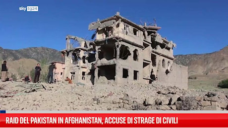 Raid del Pakistan in Afghanistan, decine di civili uccisi: la versione di Kabul e quella di Islamabad