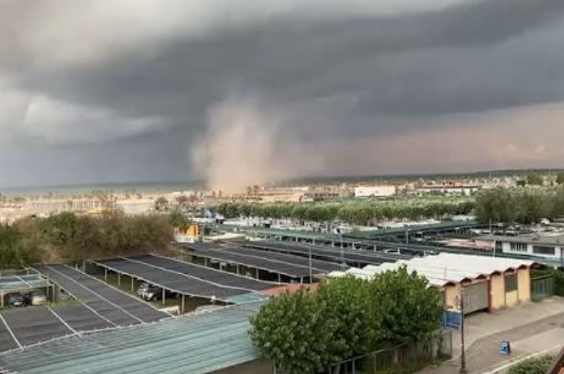 Tornado a Sottomarina: il vento devasta gli stabilimenti balneari (FOTO)