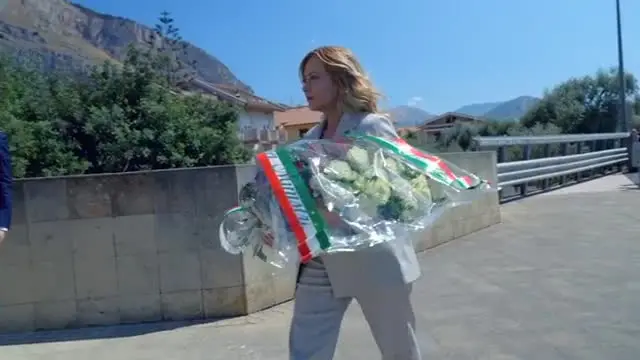 Meloni depone un mazzo di fiori alla stele dedicata a Falcone